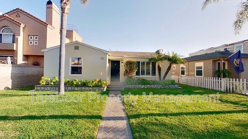 212 Knoxville Ave in Huntington Beach, CA - Building Photo