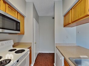 9747 Whitehurst Dr in Dallas, TX - Foto de edificio - Building Photo