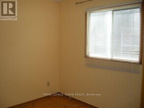 7463 Sigsbee Dr in Mississauga, ON - Building Photo - Building Photo