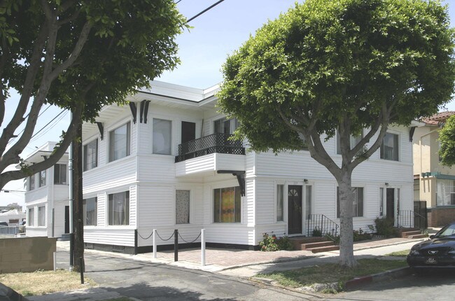 223-231 Linden Ave in Long Beach, CA - Building Photo - Building Photo