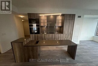 11 Yorkville Ave in Toronto, ON - Building Photo - Building Photo