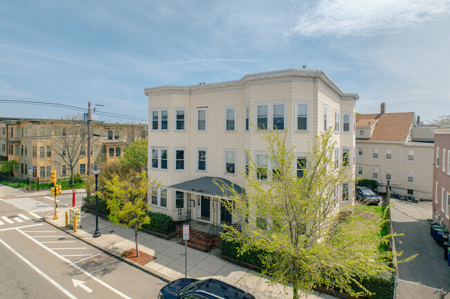 49-51 Temple St in Somerville, MA - Foto de edificio - Building Photo