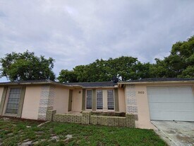 7402 Palisade Dr in Port Richey, FL - Building Photo