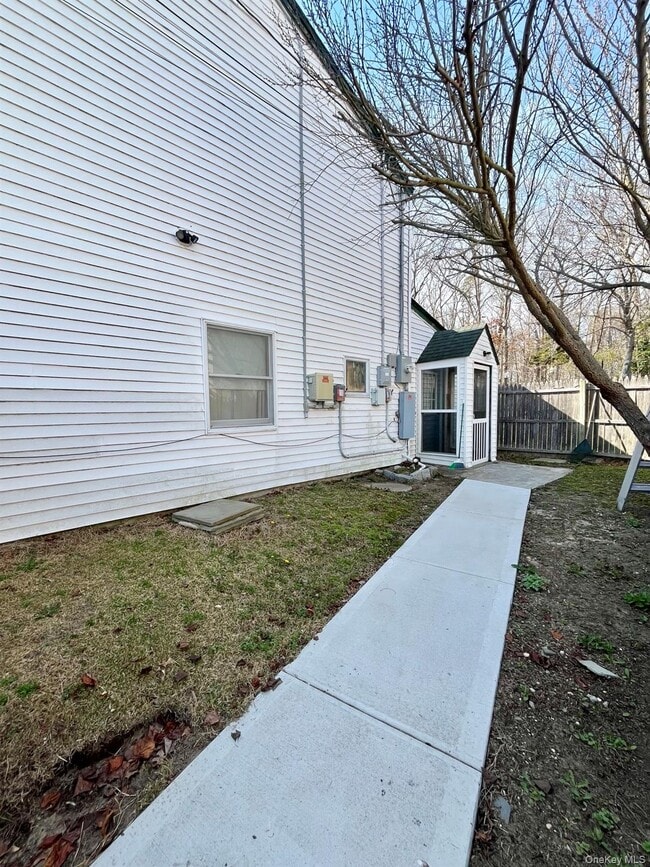 53 Circle Dr N in Patchogue, NY - Building Photo - Building Photo