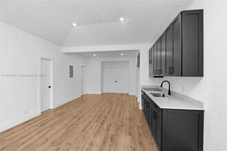 7801 Byron Ave in Miami Beach, FL - Building Photo - Building Photo