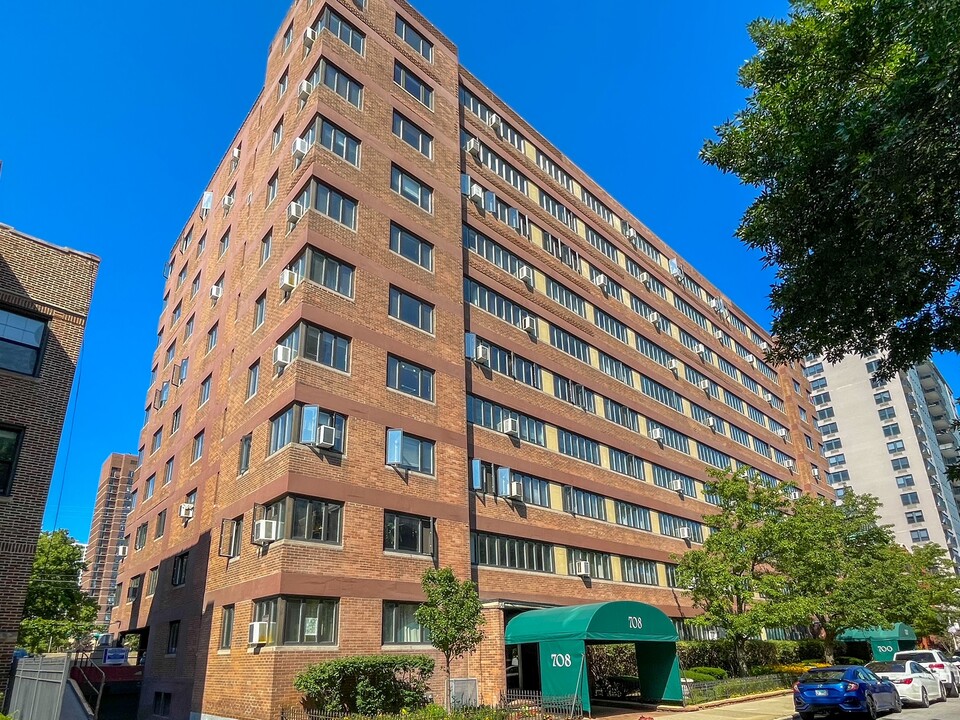 708 W Bittersweet Pl, Unit 201 in Chicago, IL - Building Photo