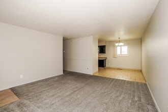25120 Sandhurst Rd in Bedford Heights, OH - Building Photo - Building Photo