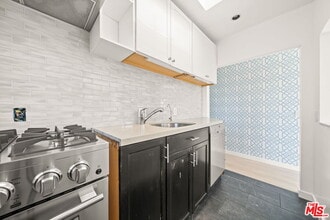 1225 S Longwood Ave in Los Angeles, CA - Building Photo - Building Photo