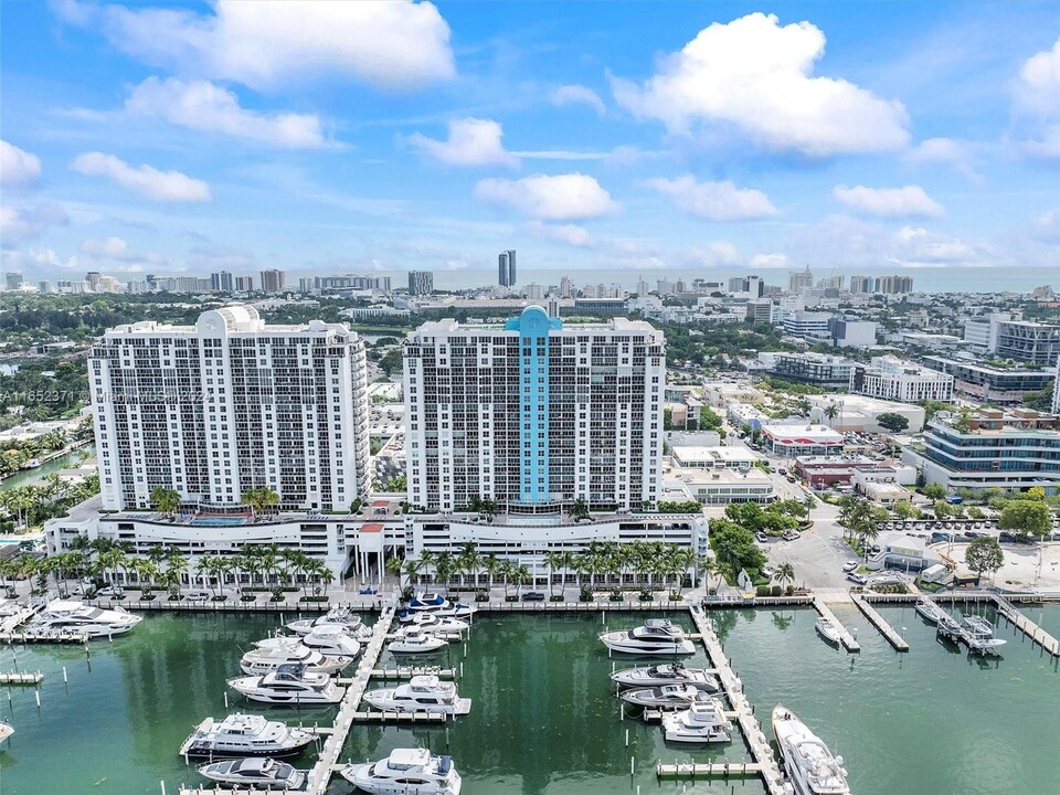 1800 Sunset Harbour Dr in Miami Beach, FL - Building Photo