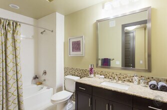 3201 Esperanza Crossing-Unit -95573_782 in Austin, TX - Building Photo - Building Photo