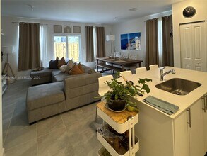 92 SE 11th Ct in Florida City, FL - Foto de edificio - Building Photo