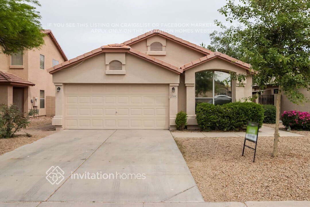 2304 E Pinto Dr in Gilbert, AZ - Building Photo