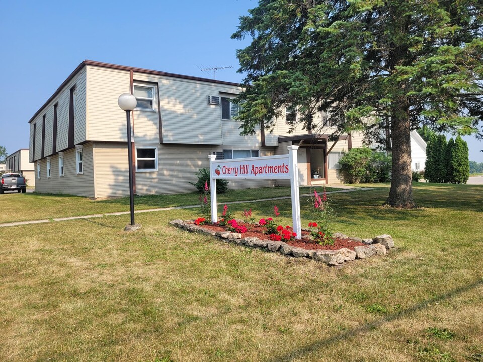 Cherry Hills Apartments in Sturgeon Bay, WI - Building Photo