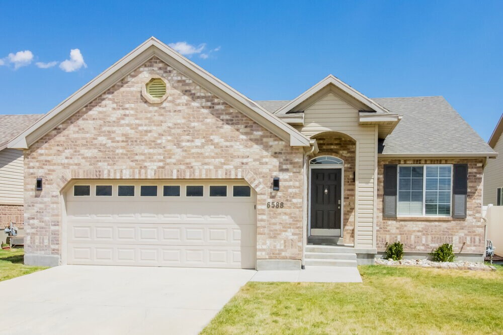 6588 Oak Bridge Dr in West Jordan, UT - Building Photo