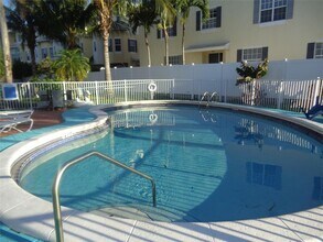 1001 S Riverside Dr, Unit 105 in Pompano Beach, FL - Building Photo - Building Photo
