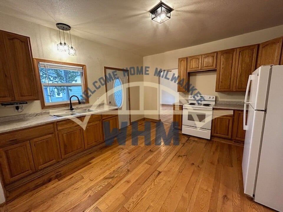 N90W16734 Roosevelt Dr in Menomonee Falls, WI - Building Photo