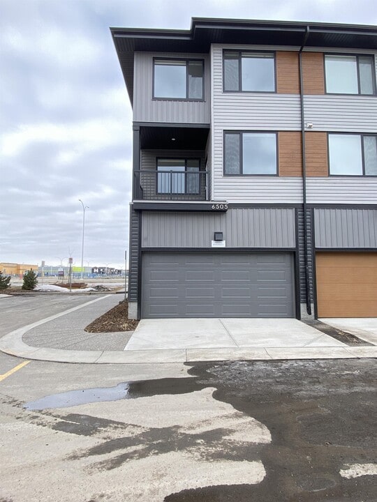 6505 Country Hills Blvd NE in Calgary, AB - Building Photo