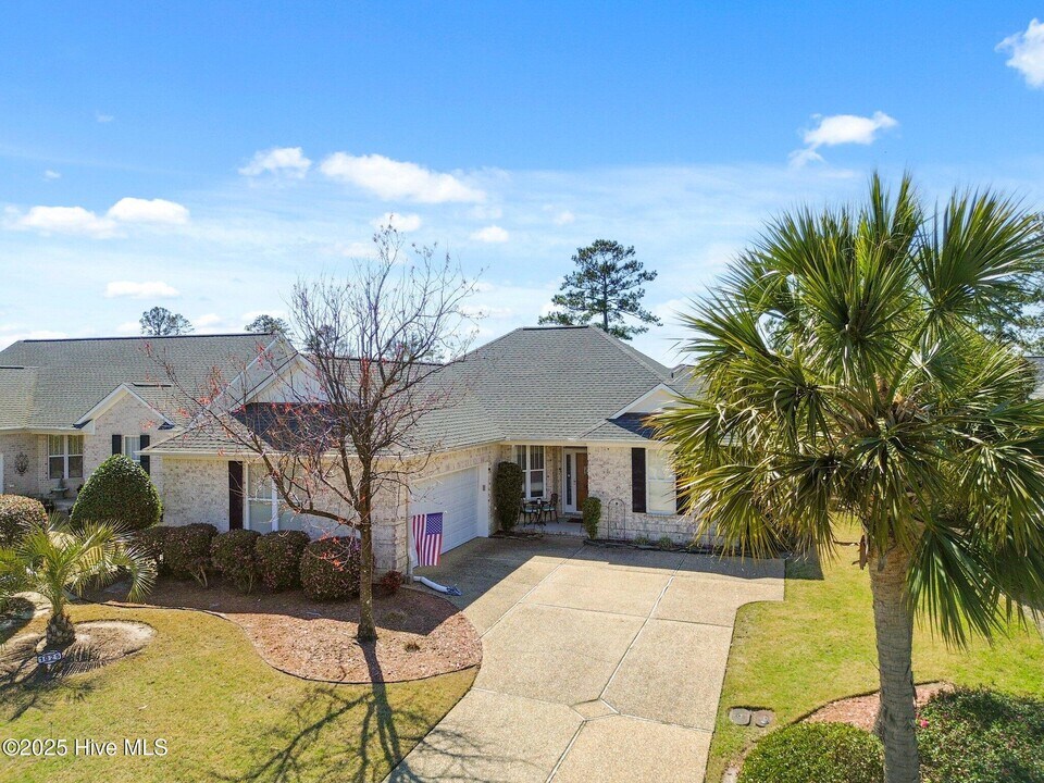 1025 Garden Club Way in Leland, NC - Building Photo