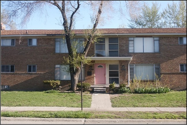 Miller Greens Apartments in Oak Park, MI - Building Photo - Building Photo