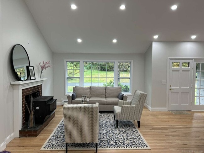 18 Great Meadow Rd in Redding, CT - Building Photo - Building Photo