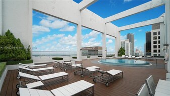 500 Brickell Ave, Unit 2707 in Miami, FL - Building Photo - Building Photo