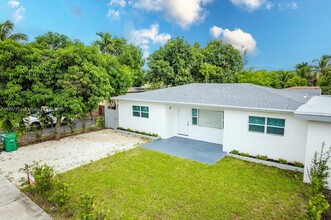 320 NE 160th St in Miami, FL - Building Photo - Building Photo