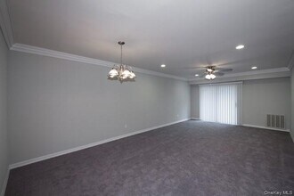 4 Starlight Walk in Holbrook, NY - Building Photo - Building Photo