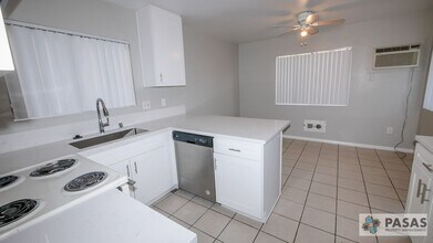 5533 Adobe Falls Rd in San Diego, CA - Building Photo - Building Photo