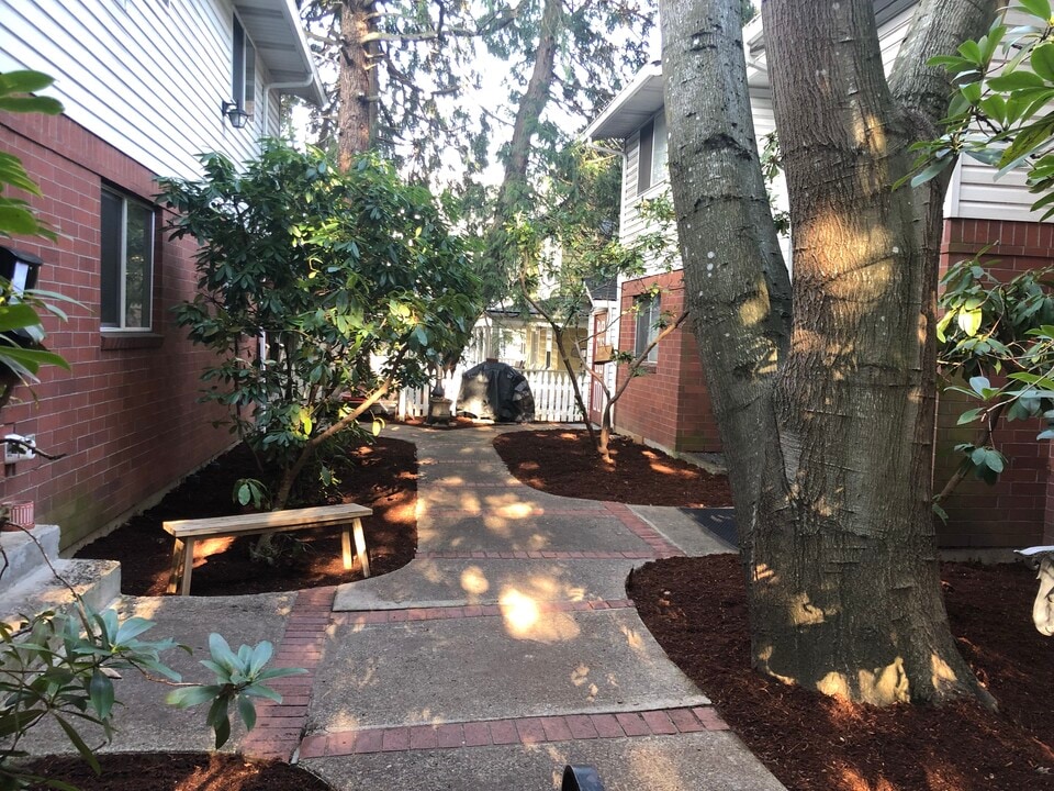 Churchill Downs Apartments in Portland, OR - Building Photo