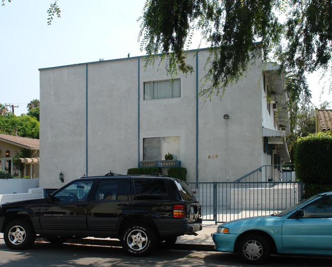 628 Huntley Dr in West Hollywood, CA - Foto de edificio - Building Photo