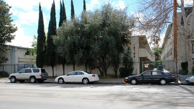 Olive Tree Apartments in Van Nuys, CA - Building Photo - Building Photo