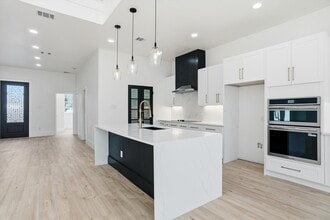 128 N Cedar St in Denton, TX - Building Photo - Building Photo