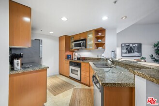 13700 Marina Pointe Dr in Marina Del Rey, CA - Building Photo - Building Photo