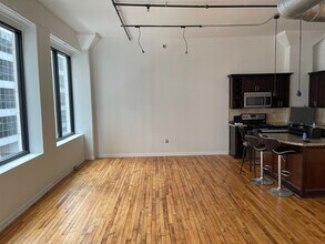 705 Main St, Unit 402 in Houston, TX - Foto de edificio - Building Photo