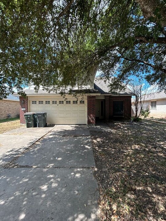 15344 Sarah's Creek Dr in Pflugerville, TX - Building Photo