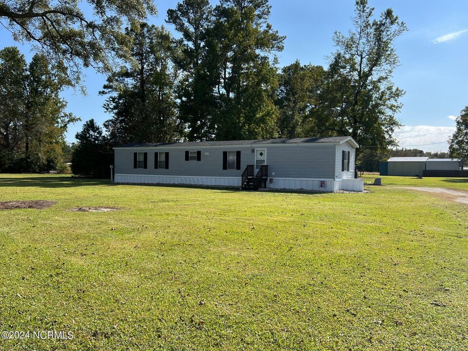 945 Nine Mile Rd in Richlands, NC - Building Photo