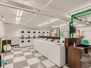 111 SW Harrison St in Portland, OR - Foto de edificio - Building Photo