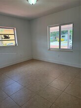 6473 SW 25th St in Miami, FL - Foto de edificio - Building Photo