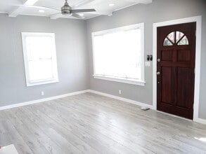 4057 S Raymond Ave in Los Angeles, CA - Foto de edificio - Building Photo