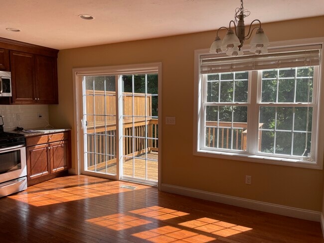 1088 W Boylston St, Unit Apartment for rent in Worcester, MA - Foto de edificio - Building Photo