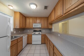 1425 Western Oaks Ct in Bryan, TX - Foto de edificio - Building Photo