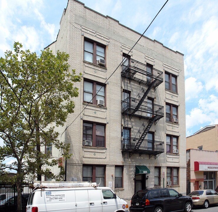 6025 Hudson Ave in West New York, NJ - Building Photo