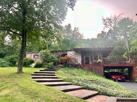 27 Rundelane in Bloomfield, CT - Building Photo