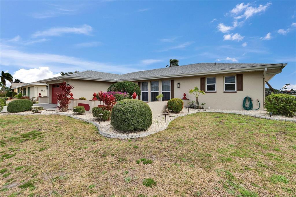 1518 New Bedford Dr in Sun City Center, FL - Building Photo