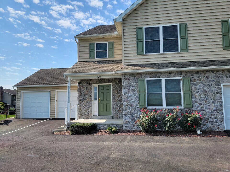 700 Lincoln Gardens Rd in Ephrata, PA - Building Photo