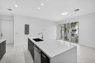 1044 NE 18th Ave, Unit 203 in Fort Lauderdale, FL - Foto de edificio - Building Photo