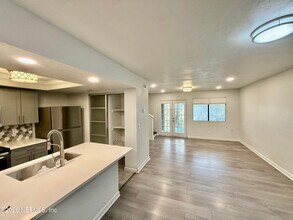 2943 Bayshore Dr E in Jacksonville, FL - Building Photo - Building Photo