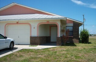611 SW 3rd Ter in Cape Coral, FL - Building Photo