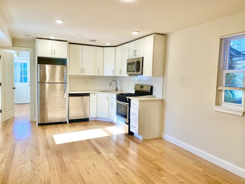 9 8th St, Unit 2 in Cambridge, MA - Building Photo