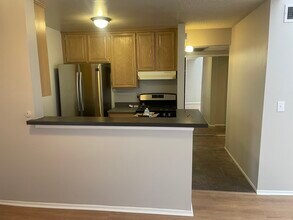 18645 Hatteras St, Unit 280 in Tarzana, CA - Foto de edificio - Building Photo